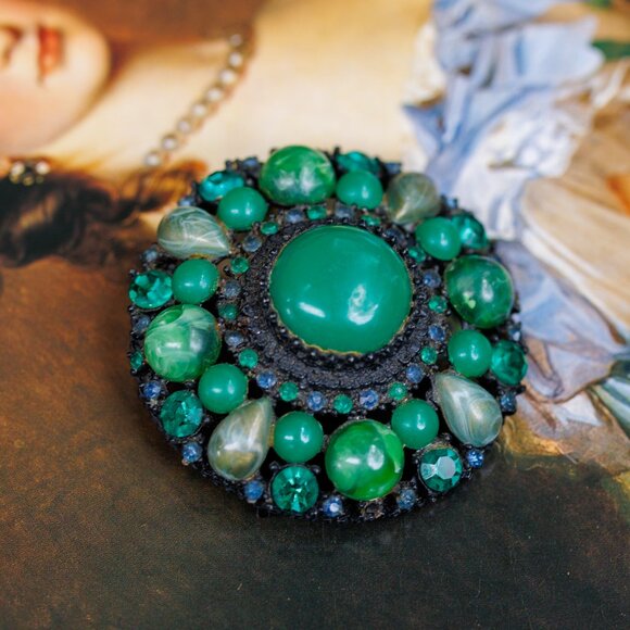 Vintage Flawed Emerald Cabochon Brooch - Picture 4 of 4
